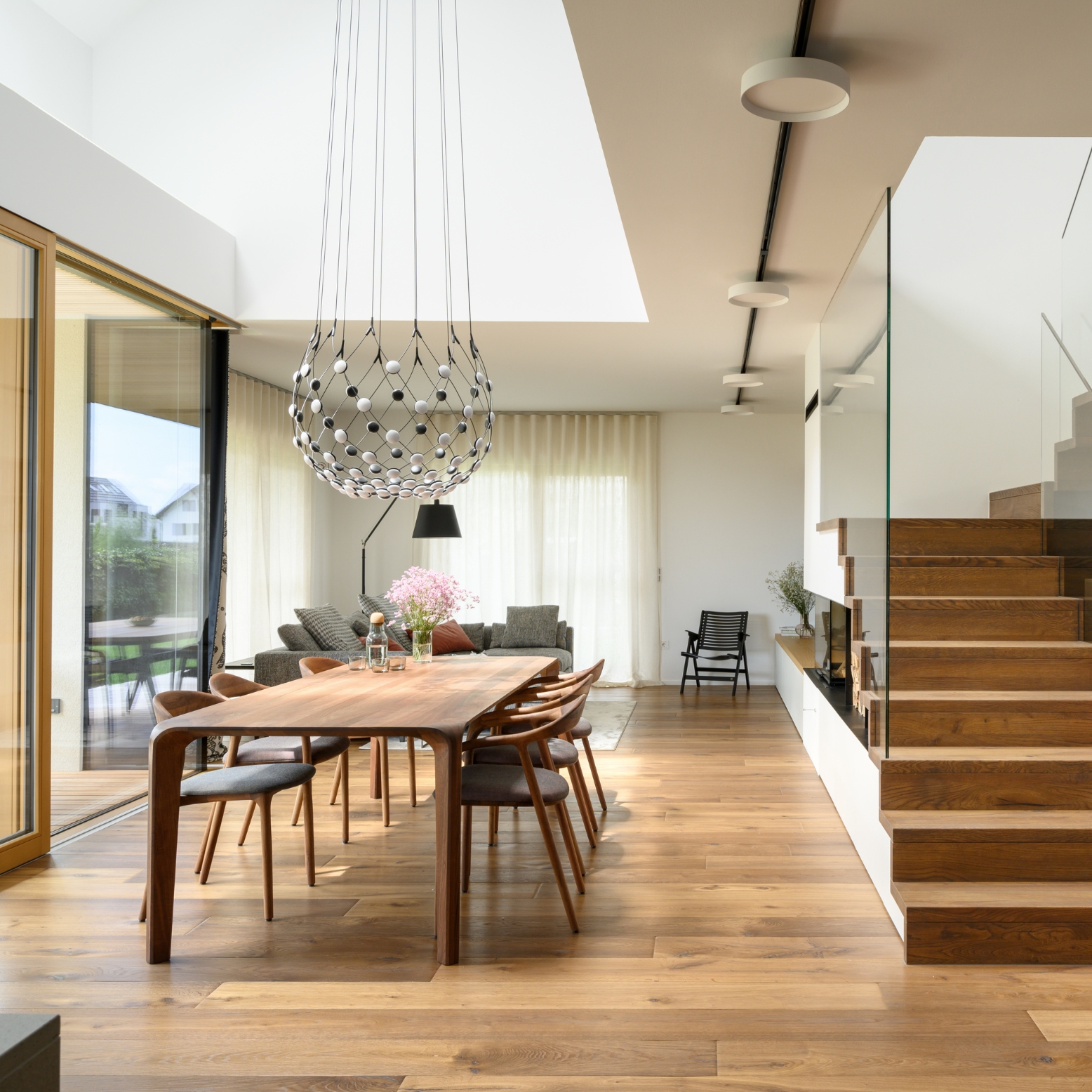 Naravni materiali in svetel interier v zdravem domu iz les