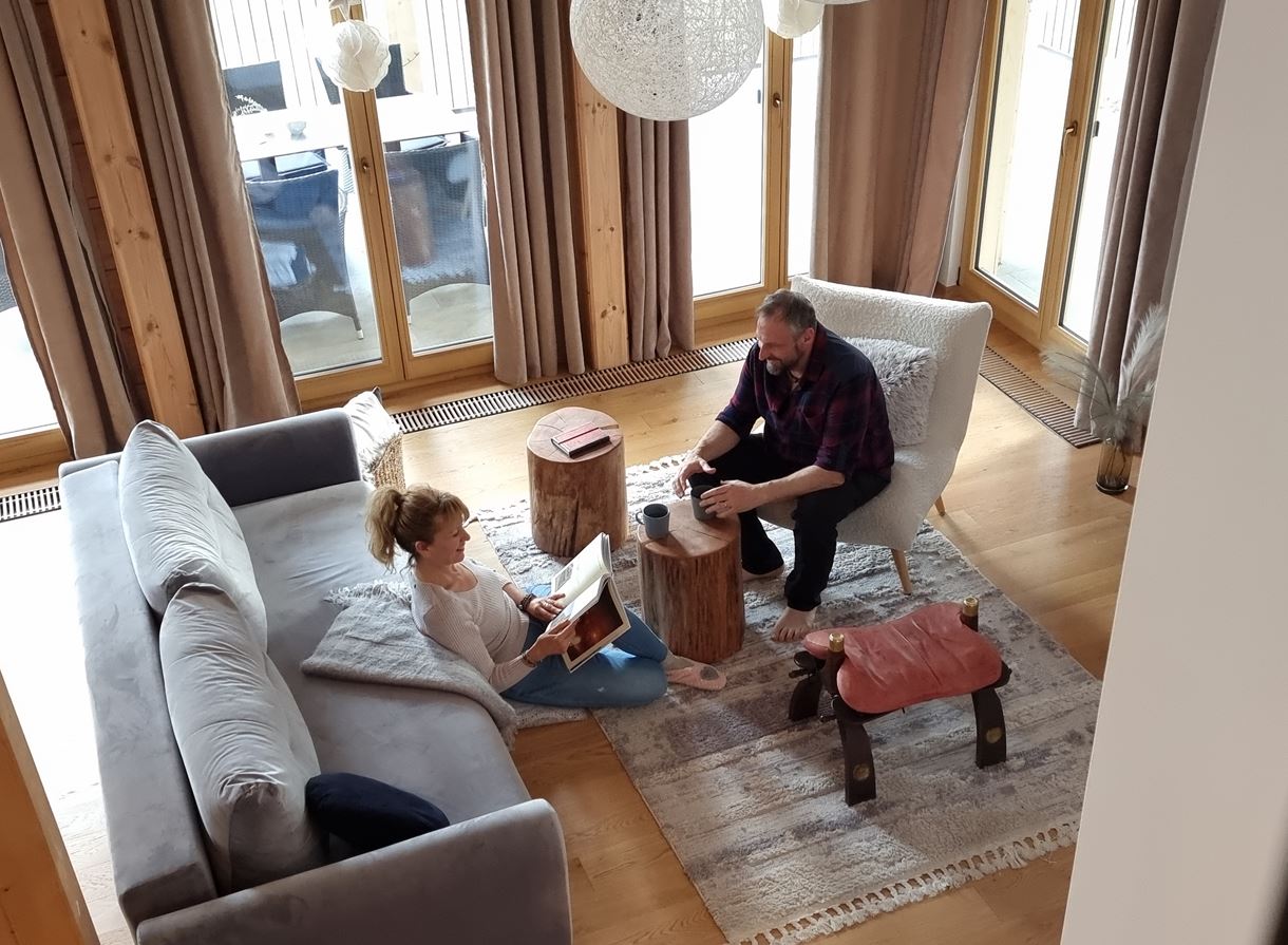 Ekipa Slowoodlife ob prebiranju e-Booka Preverjeni proizvajalci lesenih hiš