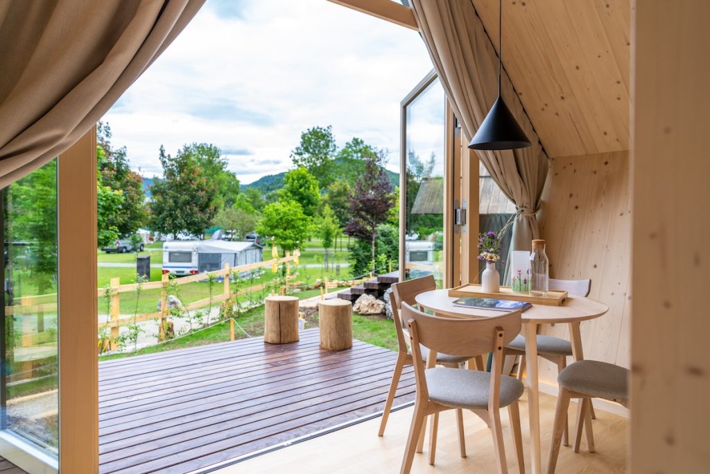 Glamping hiške ob Savi Bohinjki ponujajo edinstveno doživetje bivanja v naravi