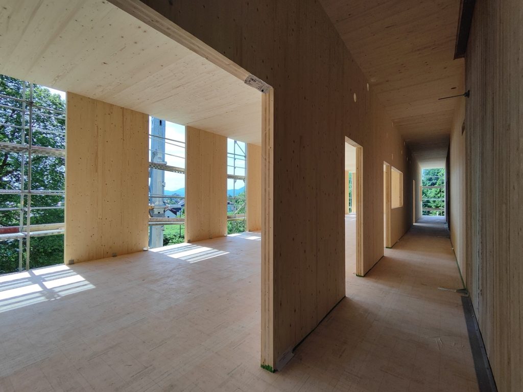 Notranjost lesene konstrukcije novega centra SDVG